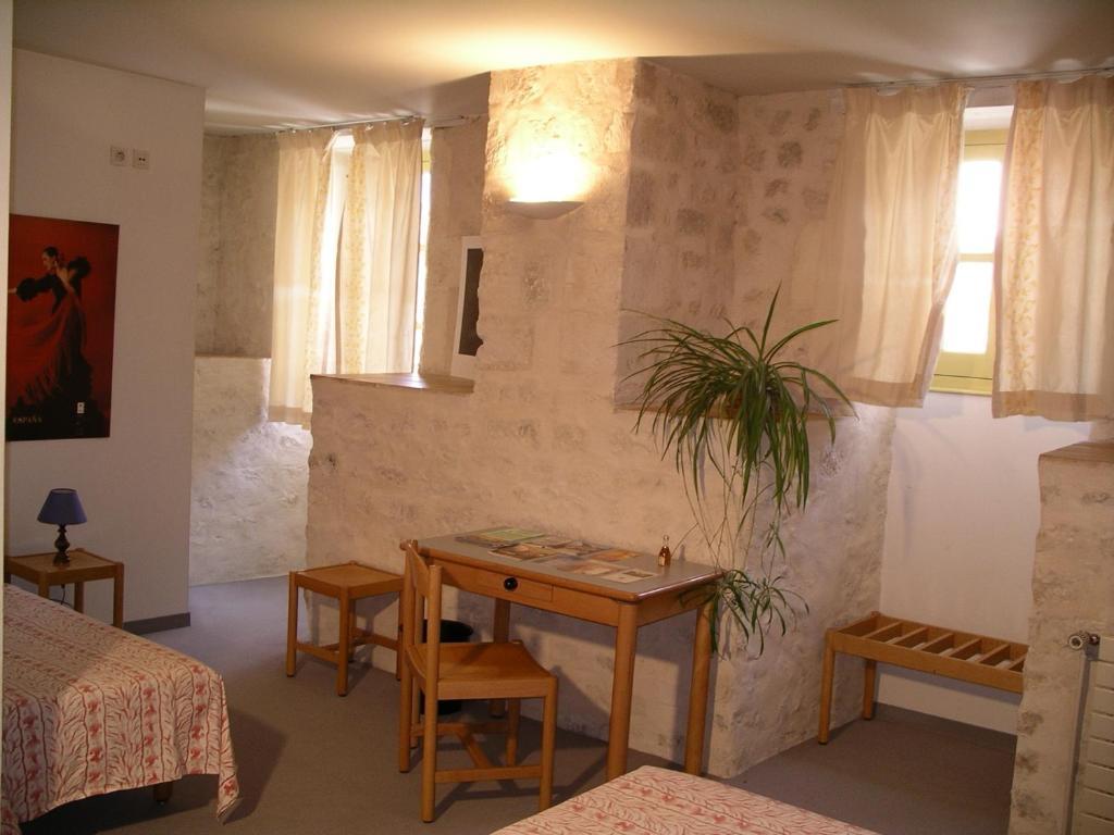 Abbaye Royale Hotell Saint-Jean-dʼAngély Rum bild