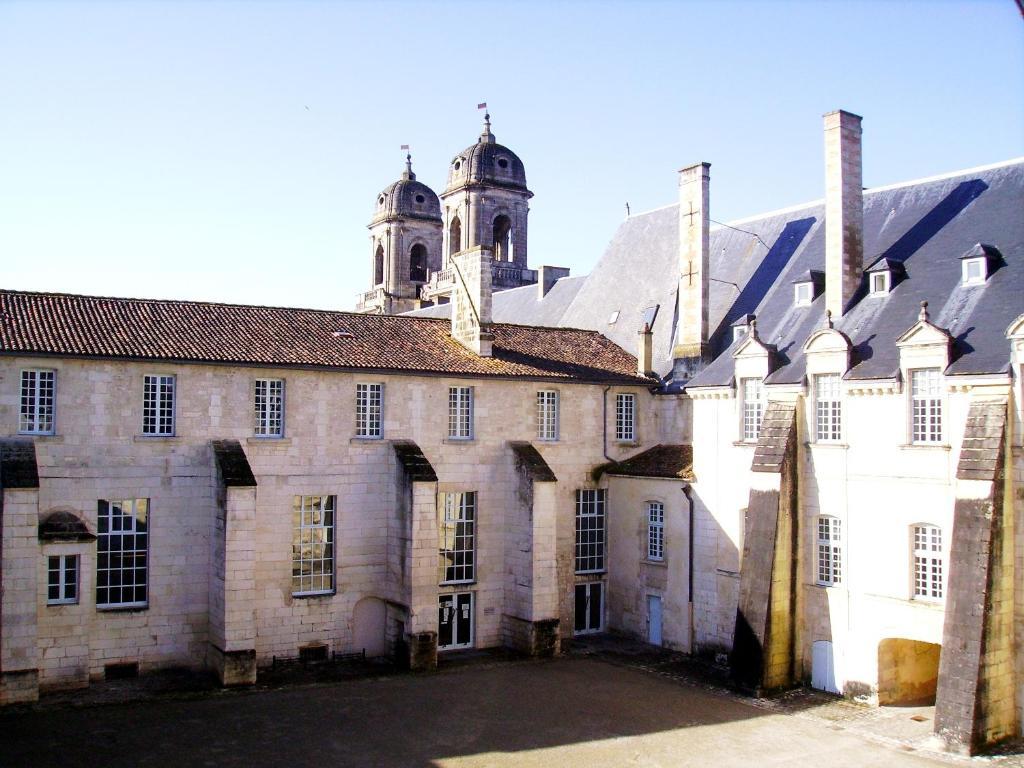 Abbaye Royale Hotell Saint-Jean-dʼAngély Exteriör bild