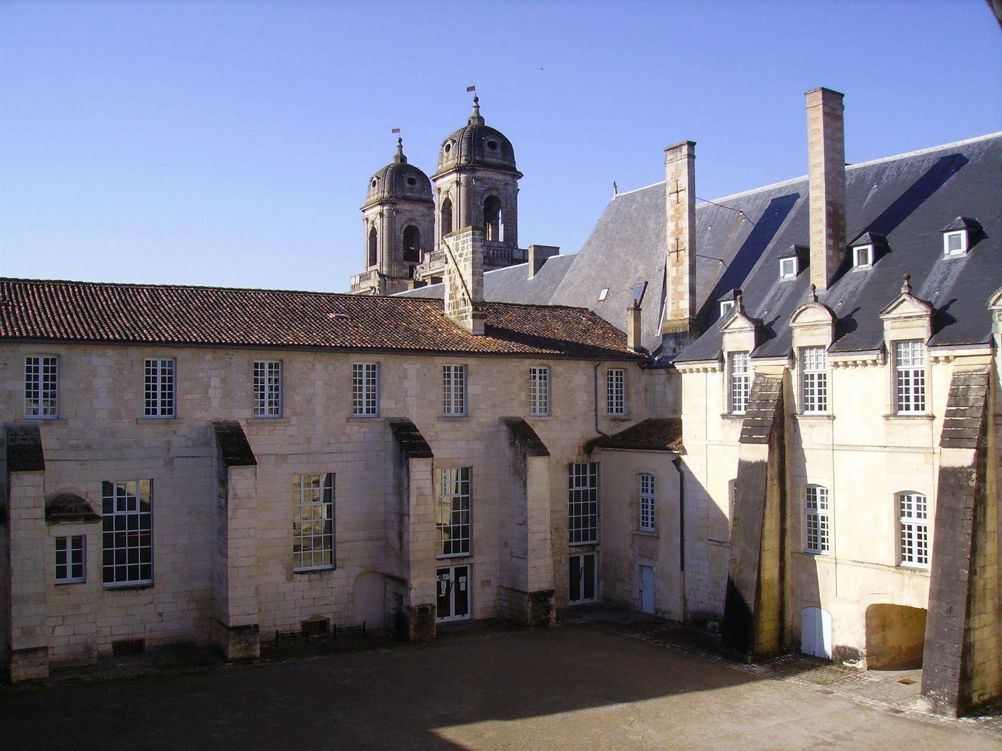 Abbaye Royale Hotell Saint-Jean-dʼAngély Exteriör bild