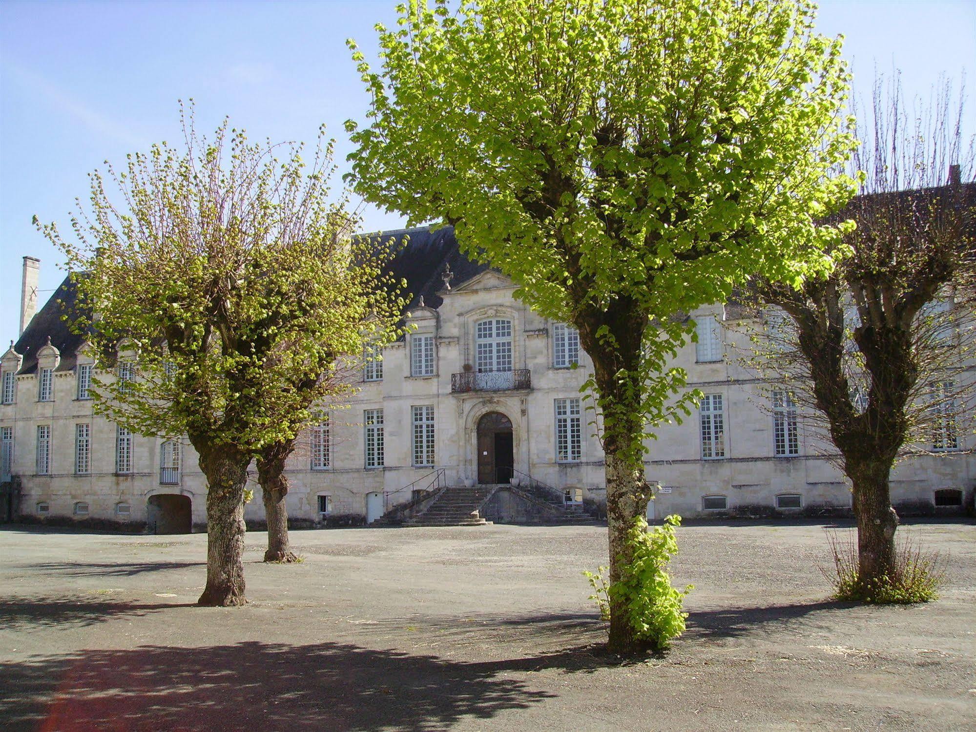 Abbaye Royale Hotell Saint-Jean-dʼAngély Exteriör bild
