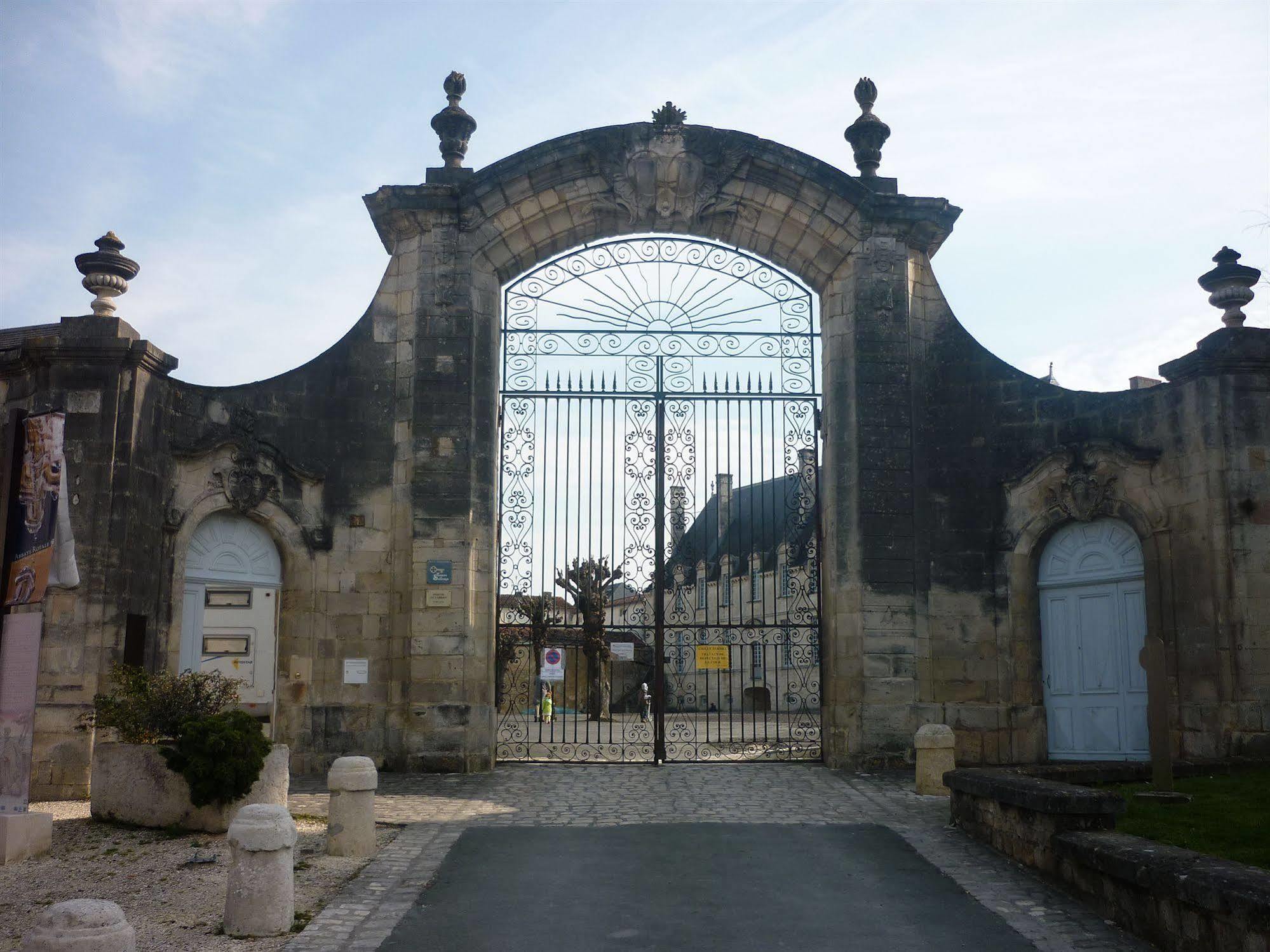 Abbaye Royale Hotell Saint-Jean-dʼAngély Exteriör bild